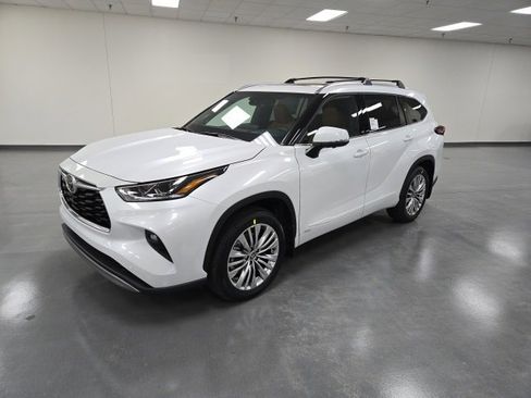 New 2026 Toyota Highlander Platinum image 2
