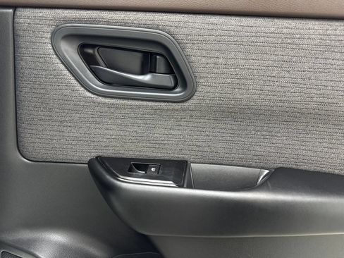 Used 2023 Nissan Rogue S FWD image 44