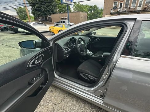 Used 2016 Chrysler 200 Limited FWD image 10