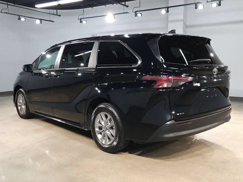 Used 2025 Toyota Sienna LE FWD image 5