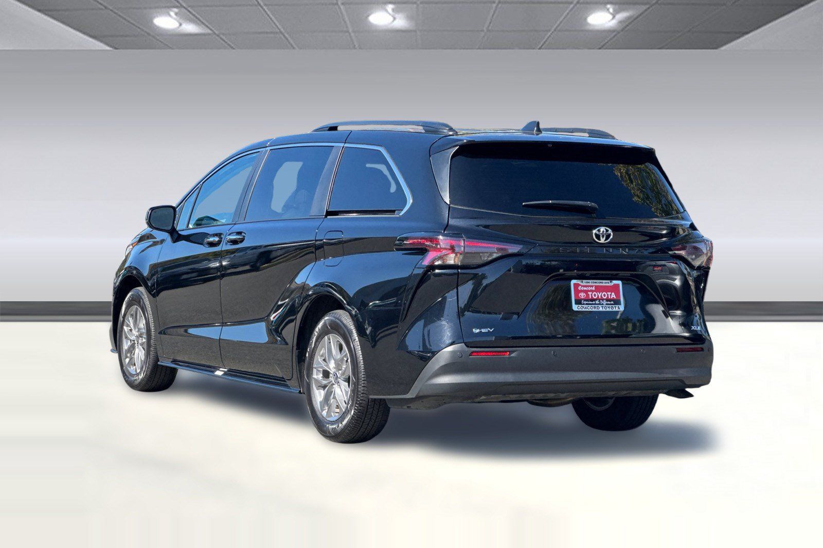 Used 2026 Toyota Sienna XLE FWD image 3