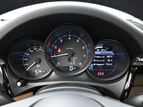 Certified 2025 Porsche Macan AWD/4WD image 19