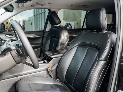 Used 2023 Jeep Grand Cherokee L Limited w/ Black Appearance Package image 15