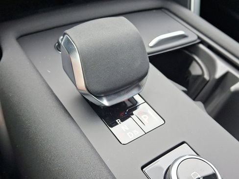 New 2025 Land Rover Discovery Dynamic SE image 13