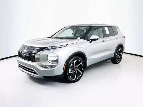 Used 2024 Mitsubishi Outlander SE image 3