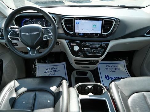 Used 2023 Chrysler Pacifica Touring-L FWD image 9