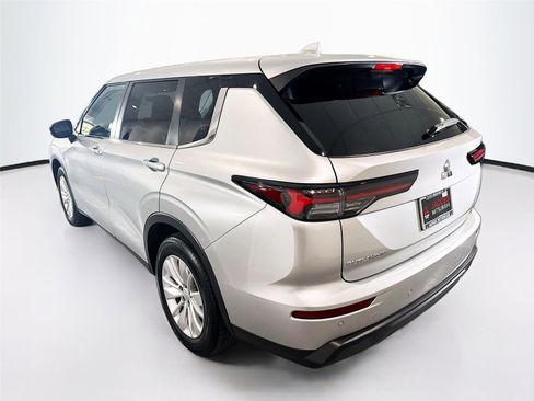 Used 2025 Mitsubishi Outlander ES FWD image 28