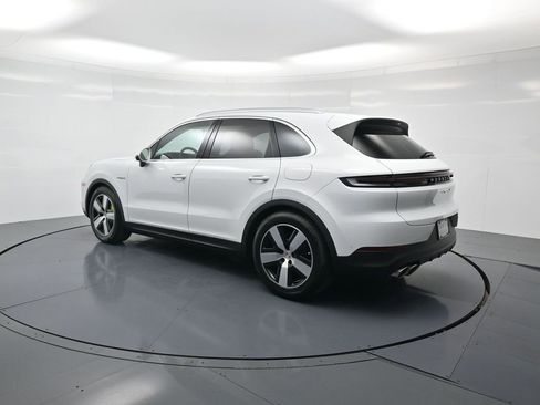 New 2026 Porsche Cayenne S image 3