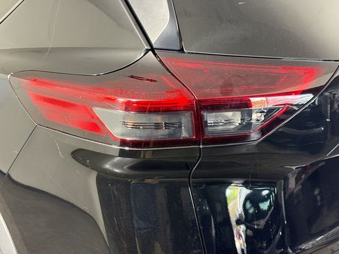 Used 2022 Nissan Rogue SV w/ SV Premium Package image 36