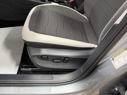 New 2026 Volkswagen Taos SE image 14