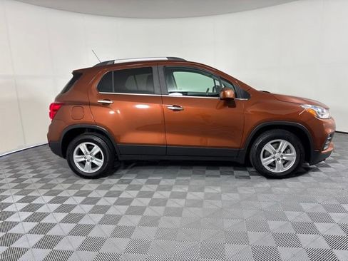 Used 2019 Chevrolet Trax LT w/ LT Convenience Package FWD image 5