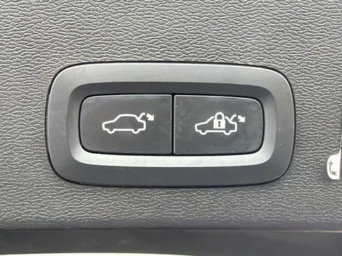 Used 2022 Volvo XC40 T5 R-Design w/ Advanced Package image 19