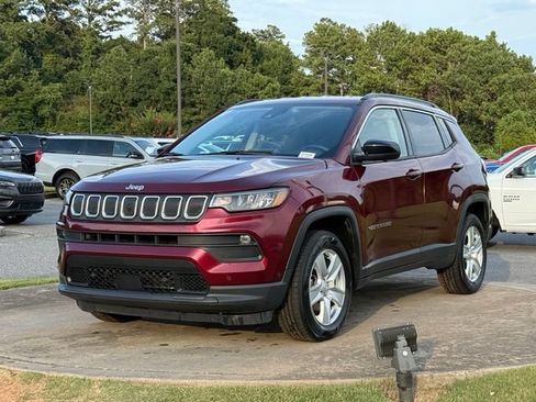 Used 2022 Jeep Compass Latitude w/ Convenience Group AWD/4WD image 3