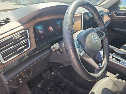 Used 2024 Volkswagen Atlas SE w/ Panoramic Sunroof Package FWD image 18