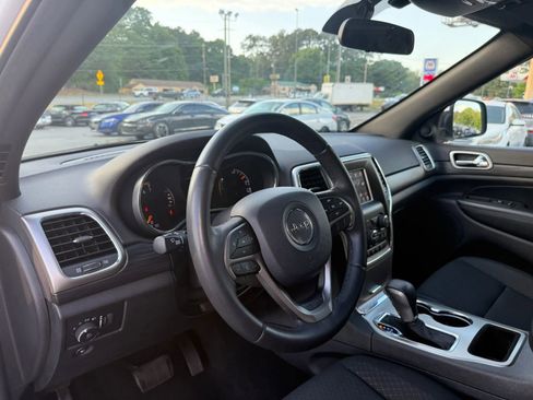 Used 2019 Jeep Grand Cherokee Laredo RWD image 14