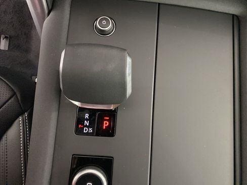 Used 2025 Land Rover Discovery S image 16