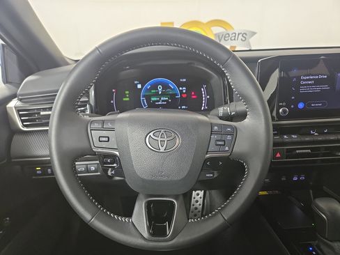 Used 2025 Toyota Camry SE image 15