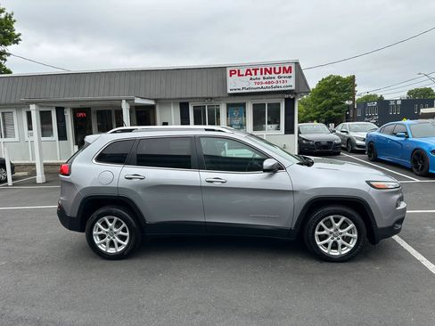 Used 2017 Jeep Cherokee Latitude FWD image 5