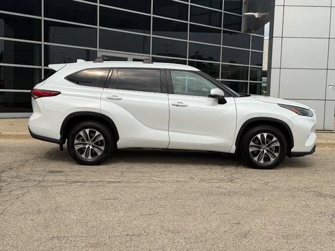 Used 2022 Toyota Highlander XLE FWD image 2