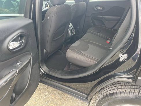 Used 2017 Jeep Cherokee Latitude AWD/4WD image 11