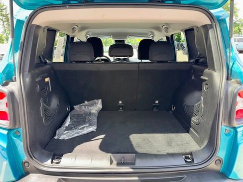 Used 2020 Jeep Renegade Latitude AWD/4WD image 6