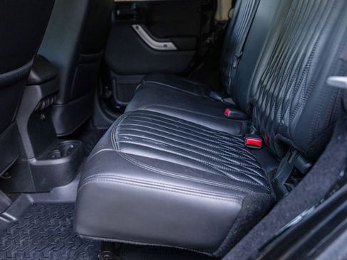 Used 2017 Jeep Wrangler Unlimited Rubicon w/ Connectivity Group AWD/4WD image 47