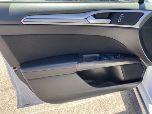 Used 2020 Ford Fusion SE FWD image 17
