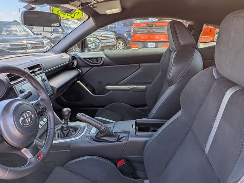 Used 2025 Toyota GR86 Premium image 17