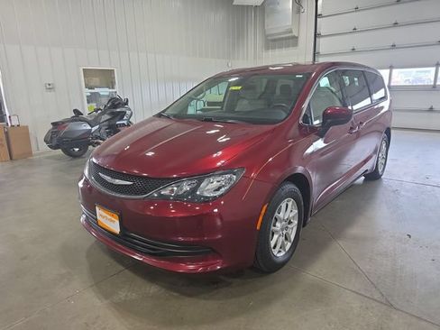 Used 2017 Chrysler Pacifica Touring FWD image 4