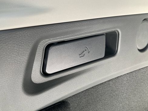 Used 2025 Nissan Rogue Platinum image 48