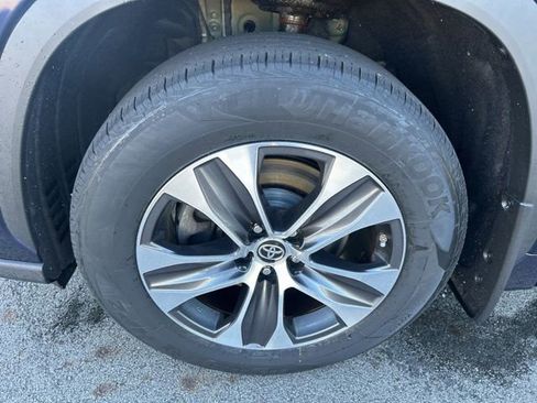 Used 2021 Toyota Highlander XLE AWD/4WD image 14