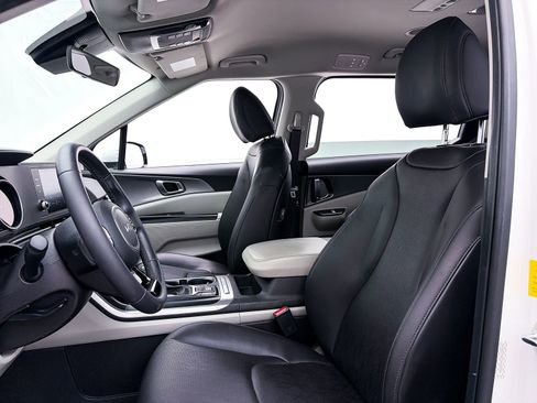 Used 2024 Kia Carnival LX FWD image 17