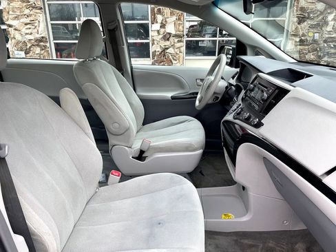 Used 2012 Toyota Sienna w/ Towing Pkg FWD image 14