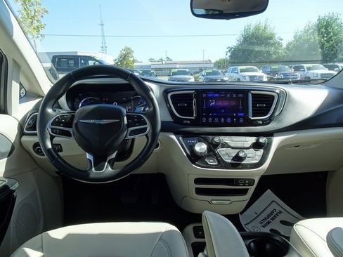 Used 2017 Chrysler Pacifica Premium image 22