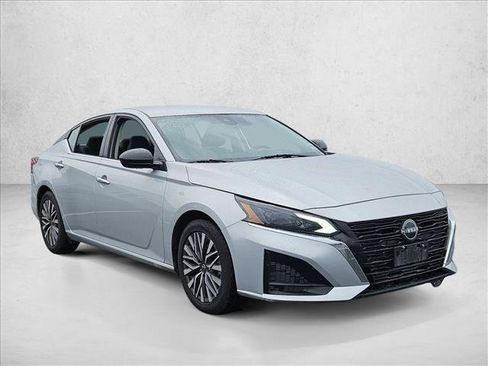 Used 2024 Nissan Altima 2.5 SV FWD image 13