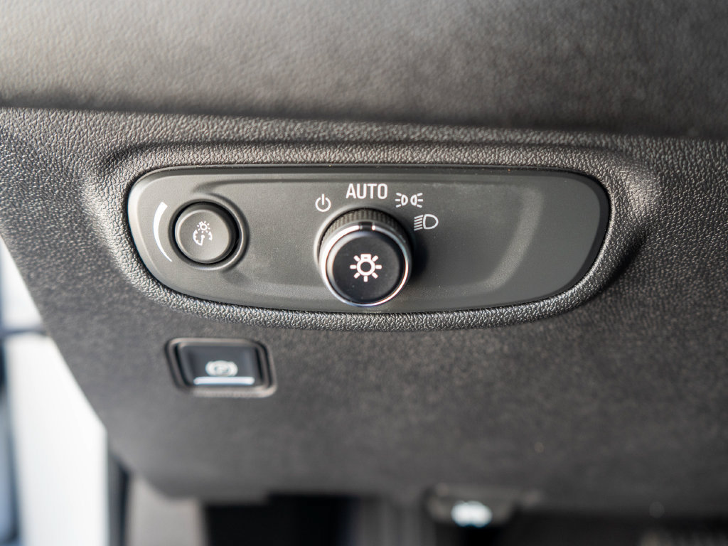 Used 2018 GMC Terrain SLE w/ Driver Convenience Package FWD image 17