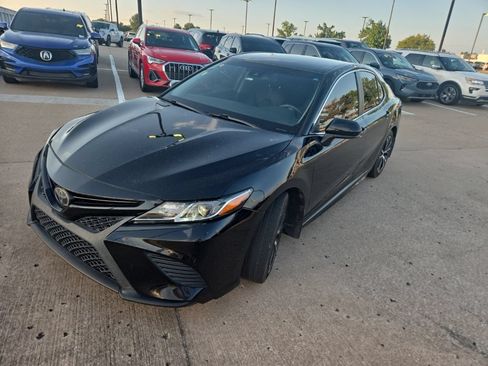 Used 2018 Toyota Camry SE FWD image 1