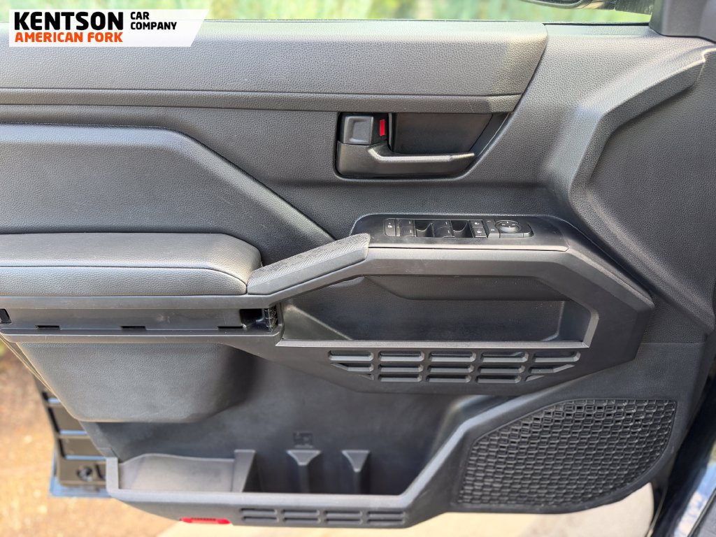 Used 2025 Toyota Tacoma SR5 AWD/4WD image 19