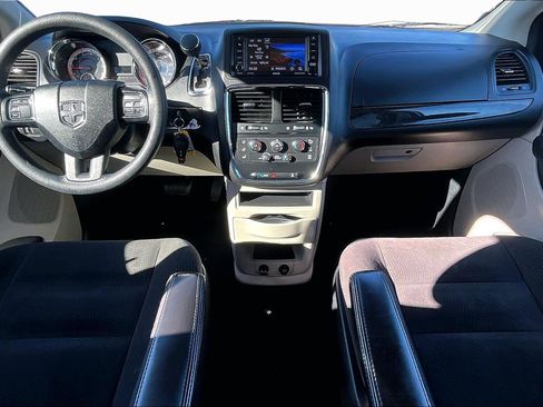 Used 2018 Dodge Grand Caravan SE w/ UConnect Hands-Free Group image 14