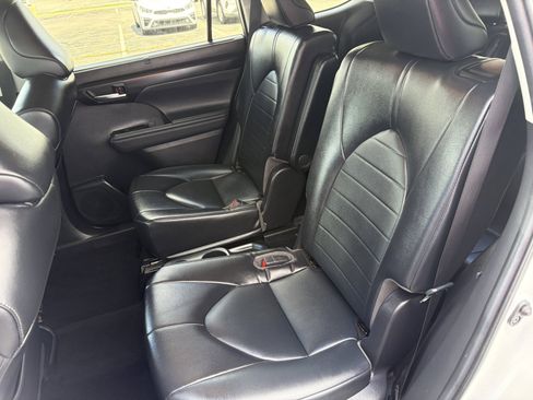 Used 2022 Toyota Highlander XLE AWD/4WD image 9