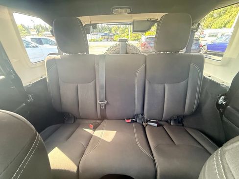 Used 2018 Jeep Wrangler Unlimited Sahara AWD/4WD image 28