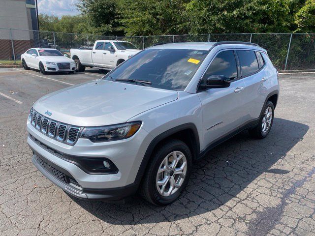 Used 2025 Jeep Compass Latitude AWD/4WD image 1