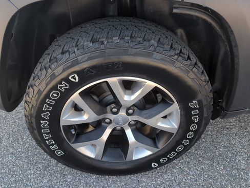 Used 2017 Jeep Cherokee Trailhawk AWD/4WD image 24