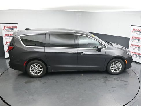 Used 2023 Chrysler Pacifica Touring-L FWD image 31