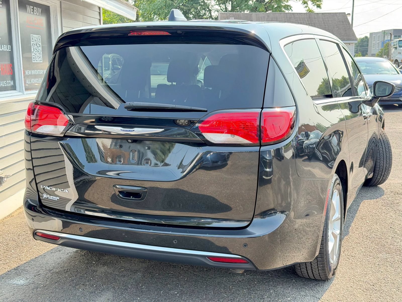 Used 2020 Chrysler Pacifica Touring w/ Tire & Wheel Group FWD image 11