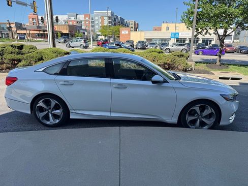Used 2018 Honda Accord Touring image 4