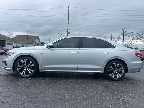 Used 2021 Volkswagen Passat 2.0T SE FWD image 4