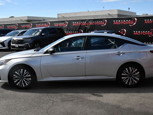 Used 2024 Nissan Altima 2.5 SV FWD image 4