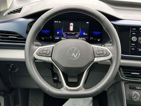 Certified 2022 Volkswagen Taos SE w/ Panoramic Sunroof Package image 12