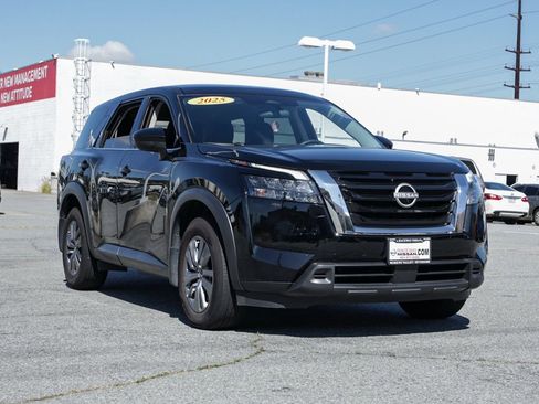 Used 2025 Nissan Pathfinder S FWD image 2
